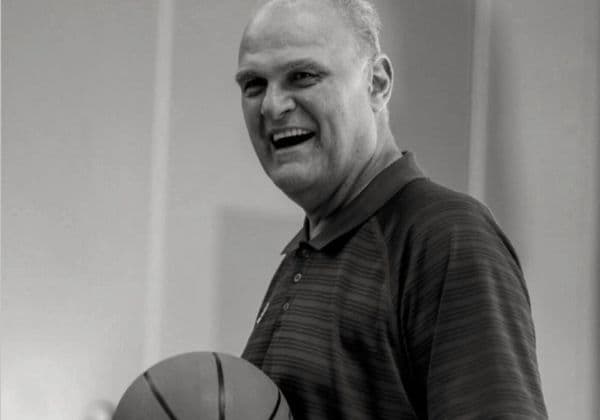 Morre Oscar Schmidt, lenda do basquete mundial, aos 68 anos